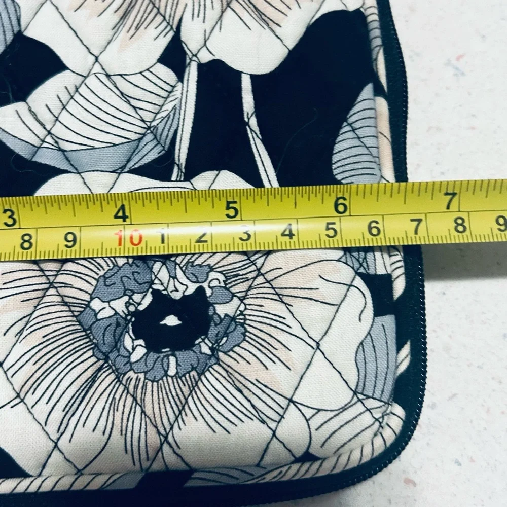 👛Vera Bradley Black and White Floral e-reader Sleeve